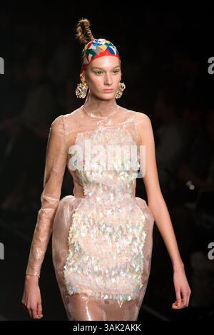 Oktober 2009 - Tokio, Japan - Ein Model läuft den Laufsteg entlang, das DRESS33 trägt, entworfen von Toshikazu Iwaya während der Japan Fashion Week, die vom 19. Bis 25. Oktober 2009 stattfindet. (Kreditbild: © Christopher Jue/ZUMA Press) Stockfoto