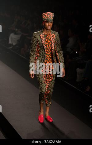 Oktober 2009 - Tokio, Japan - Ein Model läuft den Laufsteg entlang, das DRESS33 trägt, entworfen von Toshikazu Iwaya während der Japan Fashion Week, die vom 19. Bis 25. Oktober 2009 stattfindet. (Kreditbild: © Christopher Jue/ZUMA Press) Stockfoto