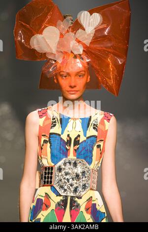 Oktober 2009 - Tokio, Japan - Ein Model läuft den Laufsteg entlang, das DRESS33 trägt, entworfen von Toshikazu Iwaya während der Japan Fashion Week, die vom 19. Bis 25. Oktober 2009 stattfindet. (Kreditbild: © Christopher Jue/ZUMA Press) Stockfoto