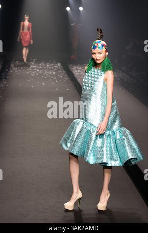 Oktober 2009 - Tokio, Japan - Ein Model läuft den Laufsteg entlang, das DRESS33 trägt, entworfen von Toshikazu Iwaya während der Japan Fashion Week, die vom 19. Bis 25. Oktober 2009 stattfindet. (Kreditbild: © Christopher Jue/ZUMA Press) Stockfoto