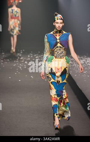 Oktober 2009 - Tokio, Japan - Ein Model läuft den Laufsteg entlang, das DRESS33 trägt, entworfen von Toshikazu Iwaya während der Japan Fashion Week, die vom 19. Bis 25. Oktober 2009 stattfindet. (Kreditbild: © Christopher Jue/ZUMA Press) Stockfoto