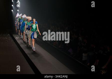 Oktober 2009 - Tokio, Japan - Ein Model läuft den Laufsteg entlang, das DRESS33 trägt, entworfen von Toshikazu Iwaya während der Japan Fashion Week, die vom 19. Bis 25. Oktober 2009 stattfindet. (Kreditbild: © Christopher Jue/ZUMA Press) Stockfoto