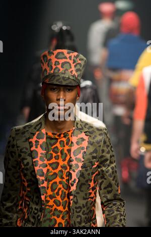 Oktober 2009 - Tokio, Japan - Ein Model läuft den Laufsteg entlang, das DRESS33 trägt, entworfen von Toshikazu Iwaya während der Japan Fashion Week, die vom 19. Bis 25. Oktober 2009 stattfindet. (Kreditbild: © Christopher Jue/ZUMA Press) Stockfoto