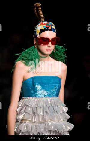 Oktober 2009 - Tokio, Japan - Ein Model läuft den Laufsteg entlang, das DRESS33 trägt, entworfen von Toshikazu Iwaya während der Japan Fashion Week, die vom 19. Bis 25. Oktober 2009 stattfindet. (Kreditbild: © Christopher Jue/ZUMA Press) Stockfoto