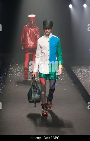 Oktober 2009 - Tokio, Japan - Ein Model läuft den Laufsteg entlang, das DRESS33 trägt, entworfen von Toshikazu Iwaya während der Japan Fashion Week, die vom 19. Bis 25. Oktober 2009 stattfindet. (Kreditbild: © Christopher Jue/ZUMA Press) Stockfoto