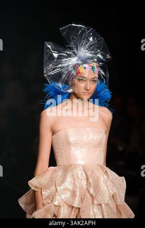 Oktober 2009 - Tokio, Japan - Ein Model läuft den Laufsteg entlang, das DRESS33 trägt, entworfen von Toshikazu Iwaya während der Japan Fashion Week, die vom 19. Bis 25. Oktober 2009 stattfindet. (Kreditbild: © Christopher Jue/ZUMA Press) Stockfoto