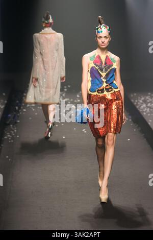 Oktober 2009 - Tokio, Japan - Ein Model läuft den Laufsteg entlang, das DRESS33 trägt, entworfen von Toshikazu Iwaya während der Japan Fashion Week, die vom 19. Bis 25. Oktober 2009 stattfindet. (Kreditbild: © Christopher Jue/ZUMA Press) Stockfoto