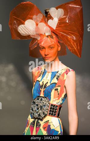 Oktober 2009 - Tokio, Japan - Ein Model läuft den Laufsteg entlang, das DRESS33 trägt, entworfen von Toshikazu Iwaya während der Japan Fashion Week, die vom 19. Bis 25. Oktober 2009 stattfindet. (Kreditbild: © Christopher Jue/ZUMA Press) Stockfoto