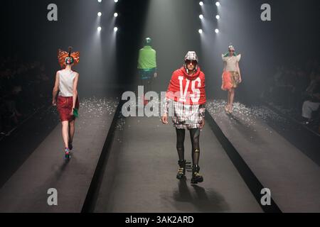 Oktober 2009 - Tokio, Japan - Ein Model läuft den Laufsteg entlang, das DRESS33 trägt, entworfen von Toshikazu Iwaya während der Japan Fashion Week, die vom 19. Bis 25. Oktober 2009 stattfindet. (Kreditbild: © Christopher Jue/ZUMA Press) Stockfoto