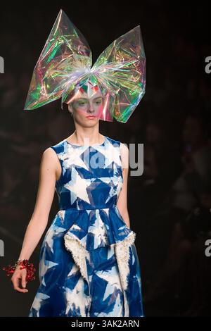 Oktober 2009 - Tokio, Japan - Ein Model läuft den Laufsteg entlang, das DRESS33 trägt, entworfen von Toshikazu Iwaya während der Japan Fashion Week, die vom 19. Bis 25. Oktober 2009 stattfindet. (Kreditbild: © Christopher Jue/ZUMA Press) Stockfoto