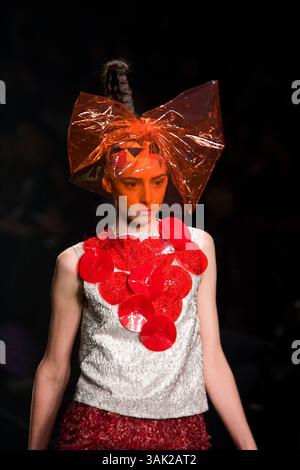 Oktober 2009 - Tokio, Japan - Ein Model läuft den Laufsteg entlang, das DRESS33 trägt, entworfen von Toshikazu Iwaya während der Japan Fashion Week, die vom 19. Bis 25. Oktober 2009 stattfindet. (Kreditbild: © Christopher Jue/ZUMA Press) Stockfoto