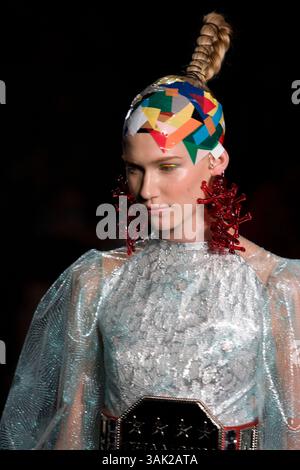 Oktober 2009 - Tokio, Japan - Ein Model läuft den Laufsteg entlang, das DRESS33 trägt, entworfen von Toshikazu Iwaya während der Japan Fashion Week, die vom 19. Bis 25. Oktober 2009 stattfindet. (Kreditbild: © Christopher Jue/ZUMA Press) Stockfoto