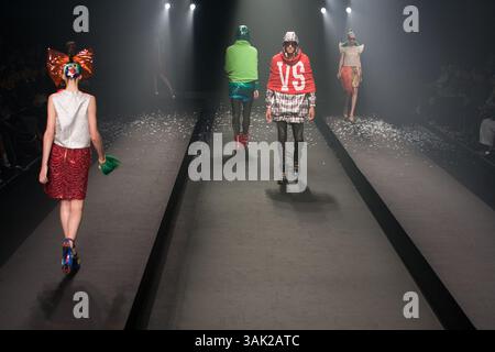 Oktober 2009 - Tokio, Japan - Ein Model läuft den Laufsteg entlang, das DRESS33 trägt, entworfen von Toshikazu Iwaya während der Japan Fashion Week, die vom 19. Bis 25. Oktober 2009 stattfindet. (Kreditbild: © Christopher Jue/ZUMA Press) Stockfoto