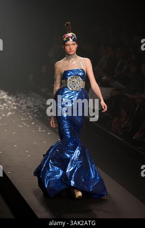 Oktober 2009 - Tokio, Japan - Ein Model läuft den Laufsteg entlang, das DRESS33 trägt, entworfen von Toshikazu Iwaya während der Japan Fashion Week, die vom 19. Bis 25. Oktober 2009 stattfindet. (Kreditbild: © Christopher Jue/ZUMA Press) Stockfoto