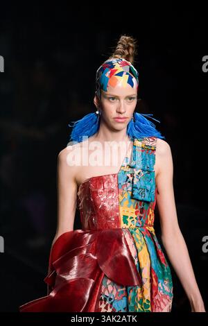 Oktober 2009 - Tokio, Japan - Ein Model läuft den Laufsteg entlang, das DRESS33 trägt, entworfen von Toshikazu Iwaya während der Japan Fashion Week, die vom 19. Bis 25. Oktober 2009 stattfindet. (Kreditbild: © Christopher Jue/ZUMA Press) Stockfoto