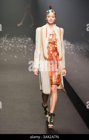 Oktober 2009 - Tokio, Japan - Ein Model läuft den Laufsteg entlang, das DRESS33 trägt, entworfen von Toshikazu Iwaya während der Japan Fashion Week, die vom 19. Bis 25. Oktober 2009 stattfindet. (Kreditbild: © Christopher Jue/ZUMA Press) Stockfoto