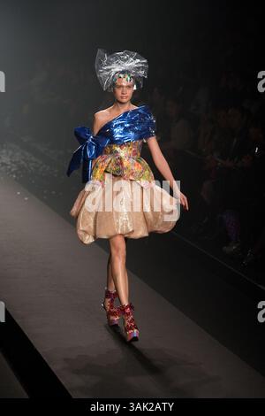 Oktober 2009 - Tokio, Japan - Ein Model läuft den Laufsteg entlang, das DRESS33 trägt, entworfen von Toshikazu Iwaya während der Japan Fashion Week, die vom 19. Bis 25. Oktober 2009 stattfindet. (Kreditbild: © Christopher Jue/ZUMA Press) Stockfoto