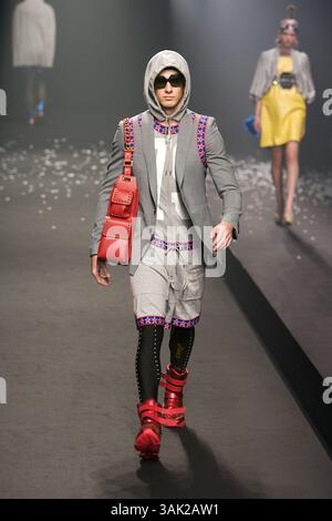 Oktober 2009 - Tokio, Japan - Ein Model läuft den Laufsteg entlang, das DRESS33 trägt, entworfen von Toshikazu Iwaya während der Japan Fashion Week, die vom 19. Bis 25. Oktober 2009 stattfindet. (Kreditbild: © Christopher Jue/ZUMA Press) Stockfoto