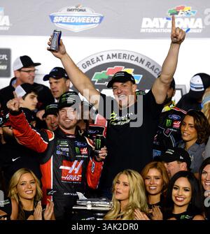 26. Februar 2017 - Daytona Beach, FL, USA - NASCAR-Pilot Kurt Busch, links, feiert den Sieg des Daytona 500 mit New England Patriots Tight End Rob Gronkowski, rechts, am Sonntag, 26. Februar 2017 auf dem Daytona International Speedway in Daytona Beach, Florida (Kreditbild: © Jeff SINER/TNS via ZUMA Wire) Stockfoto