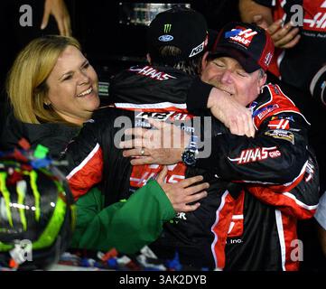 26. Februar 2017 - Daytona Beach, FL, USA - NASCAR-Fahrer Kurt Busch, Center, wird von seinem Crew-Chef Tony Gibson umarmt, rechts, als sie am Sonntag, 26. Februar 2017 den Sieg des Daytona 500 auf dem Daytona International Speedway in Daytona Beach, Florida feiern (Credit Image: © Jeff SINER/TNS Via ZUMA Wire) Stockfoto