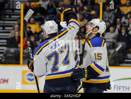 Am 13. Dezember 2016 feiert der Verteidiger Brad Hunt von St. Louis Blues (77) das Tor während eines Hockeyspiels zwischen den St. Louis Blues gegen Nashville Predators in der Bridgestone Arena in Nashville Tennessee. Steve Roberts/CSM (Credit Image: &Copy; Steve Roberts/Cal Sport Media/CSM via ZUMA Wire) Stockfoto