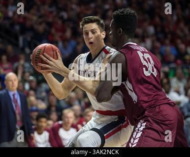 März 2017 Las Vegas, NV, USA Gonzaga Bulldogs Stürmer Zach Collins (32) erzielte 9 Punkte und 2 Blockschläge während des Halbfinalspiels 1 der NCAA West Coast Conference Männer Basketball Tournament zwischen Gonzaga Bulldogs und Santa Clara Broncos 77-68 Sieg in der Orleans Arena Las Vegas, NV. Thurman James/CSM(Credit Image: &Copy; Thurman James/CSM via ZUMA Wire) Stockfoto