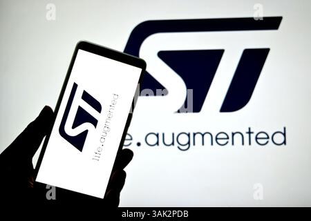 Indien. April 2025. In dieser Abbildung ist ein STMicroelectronics Logo auf einem Smartphone und im Hintergrund zu sehen. (Foto von Avishek das/SOPA Images/SIPA USA) *** ausschließlich für redaktionelle Nachrichten *** Credit: SIPA USA/Alamy Live News Stockfoto