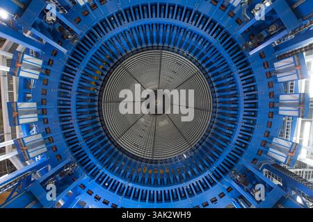 24. Juni 2016 - nur redaktionelle Verwendung : ..das mag zwar wie ein futuristischer Tunnel in eine andere Welt aussehen, aber es schaut wirklich in einem fast vollständigen Tank nach der leistungsstarken, neuen NASA-Rakete, dem Space Launch System, das Menschen zu Zielen bringt, die noch nie zuvor von Menschen erforscht wurden. Space Launch System, Michoud Assembly Facility, New Orleans, USA - 24. Juni 2016..mit über 300 Fuß hoch und 5,75 Millionen Pfund am Start braucht SLS viel Treibstoff, um die Erde zu verlassen. Sobald eine letzte Kuppel in den Tank der Wasserstoff-Rakete, wie hier gezeigt, hinzugefügt wurde, wird sie mit einem Durchmesser von 27,5 Fuß und über 130 Metern eintreffen Stockfoto