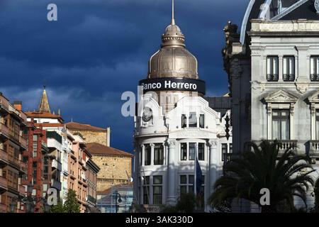 Juni 2016 - Spanien - Herrero Bank im Zentrum von Oviedo City, Asturien, Spanien. Eine der Haltestellen des Luxuszugs Transcantabrico Gran Lujo. (Bild: © Sergi Reboredo via ZUMA Wire) Stockfoto