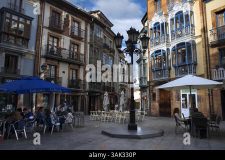 15. Juni 2016 - Spanien - Menschen sitzen auf einer Terrasse im Zentrum von Oviedo City, Asturien, Spanien. Eine der Haltestellen des Luxuszugs Transcantabrico Gran Lujo. (Bild: © Sergi Reboredo via ZUMA Wire) Stockfoto