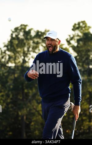 Augusta, USA. April 2025. Scottie Scheffler aus den Vereinigten Staaten reagiert auf Runde 2 des Golfturniers 2025 im Augusta National Golf Club in Augusta, USA, am 11. April 2025. Quelle: Wu Xiaoling/Xinhua/Alamy Live News Stockfoto