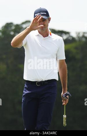 Augusta, USA. April 2025. Justin Rose aus England würdigt die Menge nach Runde 2 des Masters Golfturniers 2025 im Augusta National Golf Club in Augusta, USA, am 11. April 2025. Quelle: Wu Xiaoling/Xinhua/Alamy Live News Stockfoto