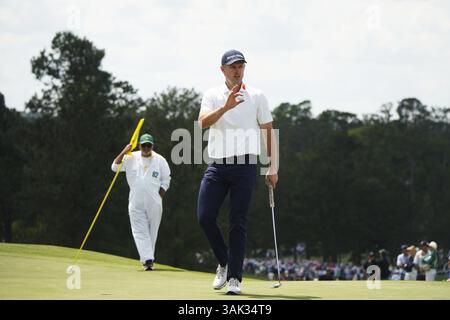 Augusta, USA. April 2025. Justin Rose aus England würdigt die Menge nach Runde 2 des Masters Golfturniers 2025 im Augusta National Golf Club in Augusta, USA, am 11. April 2025. Quelle: Wu Xiaoling/Xinhua/Alamy Live News Stockfoto