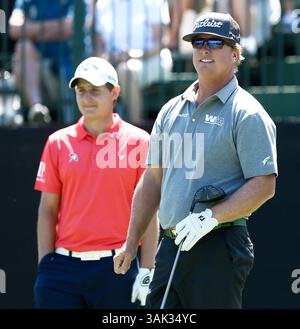 18. März 2017 – Orlando, Florida, USA – Charley Hoffman (R) beobachtet seinen Schuss aus dem ersten Loch während der dritten Runde des Arnold Palmer Invitational, präsentiert von MasterCard am 18. März 2017 im Bay Hill Club & Lodge. (Bild: © Debby Wong via ZUMA Wire) Stockfoto