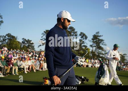 Augusta, USA. April 2025. Scottie Scheffler aus den Vereinigten Staaten reagiert auf Runde 2 des Golfturniers 2025 im Augusta National Golf Club in Augusta, USA, am 11. April 2025. Quelle: Wu Xiaoling/Xinhua/Alamy Live News Stockfoto