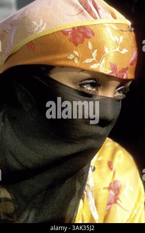 14. Januar 2005 - Marokko - Frau, die ein Henna-Tattoo auf einer Touristenhand auf dem Djemaa el-Fna Markt in Marrakesch Marokko anwendet (Kreditbild: © Sergi Reboredo Via ZUMA Wire) Stockfoto