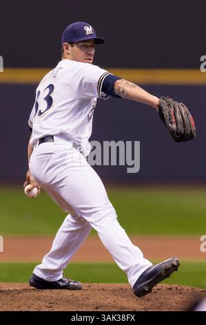 3. April 2017: Milwaukee Brewers Starting Pitcher Tommy Milone #33 liefert ein Spielfeld im Major League Baseball Spiel zwischen den Milwaukee Brewers und den Colorado Rockies am Eröffnungstag im Miller Park in Milwaukee, WI. John Fisher/CSM(Credit Image: &Copy; John Fisher/CSM via ZUMA Wire) Stockfoto
