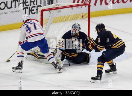 5. April 2017: Buffalo Sabres Torwart Robin Lehner (40) verteidigt sein Netz gegen den rechten Flügel der Montreal Canadiens Alexander Radulov (47) während der ersten Spielzeit des NHL Hockeyspiels zwischen den Montreal Canadiens und Buffalo Sabres im KeyBank Center in Buffalo, N.Y. (Nicholas T. LoVerde/CSM)(Credit Image: &Copy; Nicholas T. Loverde/CSM via ZUMA Wire) Stockfoto