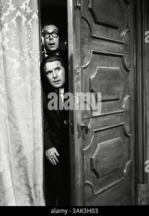 14. April 2017 - Unseen Picture from the ITV Archive zeigt: Eric Morecambe (als Eric Simpson) und Ernie Wise (als Ernest Clark) aus dem Film „That Riviera Touch“ (1966), dem zweiten abendfüllenden Film des Comedy-Duos Morecambe and Wise. Zwei britische Joker (Eric Morecambe, Ernie Wise) gehen in den Urlaub und vermischen sich mit Gaunern, die einen Jeheist auf der Cote d'Azur planen... Morecambe und Wise Forever TV-Serie - 14. April 2017. In zwei einstündigen Shows, die Morecambe & Wise Forever für immer das Leben und Werk des größten und beliebtesten Double Acts feiern, das Großbritannien je gesehen hat. In Interviews mit dem Stockfoto