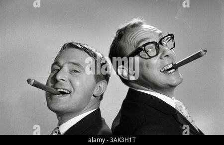 14. April 2017 - Unseen Picture Shows aus dem ITV-Archiv: Eric Morecambe (als Eric Simpson) und Ernie Wise (als Ernest Clark) aus dem Film „That Riviera Touch“ (1966) – dem zweiten abendfüllenden Film des Comedy-Duos Morecambe und Wise. Zwei britische Joker (Eric Morecambe, Ernie Wise) gehen in den Urlaub und vermischen sich mit Gaunern, die einen Juwelenraub an der Cote d'Azur planen... TV-Serie Morecambe und Wise Forever - 14. April 2017. Über zwei einstündige Shows Morecambe & Wise Forever feiert das Leben und Werk des größten und beliebtesten Double Acts, den Großbritannien je gesehen hat. In Interviews mit Stockfoto