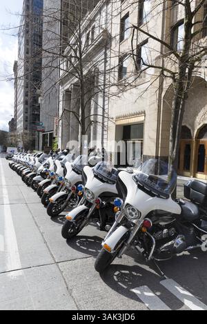 15. April 2017: Seattle, Washington/King County, Vereinigte Staaten – Seattle, Washington: Eine Reihe von Motorrädern der Polizei von Seattle reihte sich bei der Kundgebung am Henry M. Jackson Federal Building an. Hunderte von Demonstranten nahmen an der Steuermarsch Seattle Teil, einer Kundgebung und einem schwestermarsch zum nationalen Steuermarsch, der in über 180 Gemeinden in den USA stattfindet. Aktivisten fordern, dass Präsident Trump seine Steuererklärungen veröffentlicht und seine Geschäftsbeziehungen, finanziellen Beziehungen und möglichen Interessenkonflikte offenlegt. Ein weiteres Ziel des Protestes ist es, die Aufmerksamkeit auf das regressive Steuergesetz von Washington stateâ zu lenken. (Cred Stockfoto