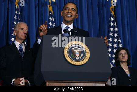 23. März 2010 – Washington, District of Columbia, Vereinigte Staaten von Amerika – US-Präsident Barack Obama spricht bei einer Kundgebung, die am Dienstag, den 23. März 2010 die endgültige Verabschiedung des Patient Protection and Affordable Care Act feiert. US-Vizepräsident Joseph Biden ist auf der linken Seite und Vicki Kennedy, Witwe des US-Senators Edward M. ''Ted'' Kennedy auf der rechten Seite. . Quelle: Dennis Brack/Pool über CNP (Bild: © Dennis Brack/CNP via ZUMA Wire) Stockfoto