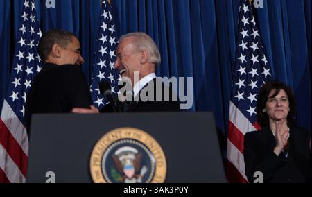 23. März 2010 – Washington, District of Columbia, Vereinigte Staaten von Amerika – US-Präsident Barack Obama und US-Vizepräsident Joseph Biden begrüßen, bevor der Präsident auf einer Kundgebung spricht, die die endgültige Verabschiedung des Patient Protection and Affordable Care Act am Dienstag, den 23. März 2010, feiert. Vicki Kennedy, die Witwe des ehemaligen US-Senators Edward M. ''Ted'' Kennedy ist auf der rechten Seite. . Quelle: Dennis Brack/Pool über CNP (Bild: © Dennis Brack/CNP via ZUMA Wire) Stockfoto