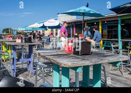 Ungezwungenes Essen im Freien am Wasser im Singletons Seafood Shack in Mayport, Florida. (USA) Stockfoto