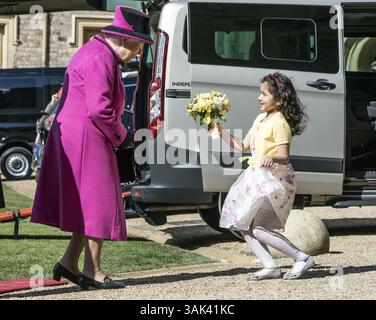 25. April 2017 - Windsor, GROSSBRITANNIEN - die siebenjährige Dina Rayburn überreicht der britischen Königin Elizabeth II. Während einer Zeremonie im Windsor Castle in Windsor, England, am Dienstag, den 25. April, Blumen. 2017. die Königin veranstaltete eine Zeremonie in Windsor Castle, um den 40. Jahrestag von Motability zu feiern, einer Wohltätigkeitsorganisation, die Millionen behinderter Menschen einen „Weg in die Freiheit“ beschert hat. (Bild: © Prensa Internacional Via ZUMA Wire) Stockfoto