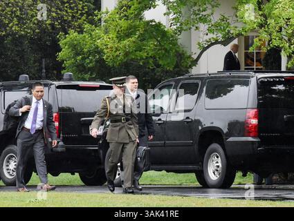 25. April 2017: Washington, District of Columbia, Vereinigte Staaten von Amerika – US-Präsident Donald Trump geht am 25. April 2017 zurück zum Oval Office des Weißen Hauses in Washington, DC. . Kredit: Olivier Douliery/Pool über CNP (Kredit-Bild: © Olivier Douliery/CNP Via ZUMA Wire) Stockfoto