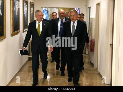21. April 2017 – Jerusalem, Israel – US-Verteidigungsminister James Mattis, links, geht mit dem israelischen Premierminister Benjamin Netanjahu zu ihrem bilateralen Treffen am 21. April 2017 in Jerusalem, Israel. (Bild: © Matty Stern/Planet Pix via ZUMA Wire) Stockfoto