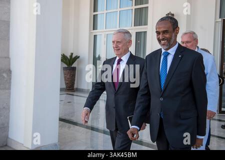 23. April 2017: Camp Lemmonier, Dschibuti – US-Verteidigungsminister James Mattis, geht mit dem Verteidigungsminister für Dschibuti, Ali Hasan Bahdon, im Präsidentenpalast am 23. April 2017 in Dschibuti. (Bild: © Brigitte N. Brantley/Planet Pix via ZUMA Wire) Stockfoto