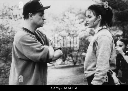 Clarice Starling (JODIE FOSTER) ist eine Top-Schülerin an der FBI-Ausbildungsakademie in Quantico. Jack Crawford (Glenn), Leiter der Abteilung für Verhaltenswissenschaften, möchte, dass Clarice Dr. Hannibal Lecter (Hopkins) interviewt, einen brillanten Psychiater, der das Leben hinter Gittern für verschiedene Mord- und Kannibalismus-Handlungen diente. Crawford glaubt, dass Lecter Einsicht in eine Reihe von Morden des Serienmörders Buffalo Bill (Levine) haben könnte und Starling als attraktive junge Frau nur der Köder sein könnte, um ihn herauszulocken. Direktor: JOHNATHAN DEMME. (Kreditbild: © Orion Pictures/Entertainment Pictures/ZUMAPRESS.com) Stockfoto