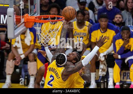 Los Angeles, Kalifornien, USA. April 2025. Houston Rockets' Jalen Green #4''‹ geht am Freitag, den 11. April 2025, in Los Angeles in Los Angeles in einem NBA-Basketballspiel in der Crypto.com Arena gegen Jarred Vanderbilt #2 der Los Angeles Lakers. (Kreditbild: © Ringo Chiu/ZUMA Press Wire) NUR REDAKTIONELLE VERWENDUNG! Nicht für kommerzielle ZWECKE! Stockfoto